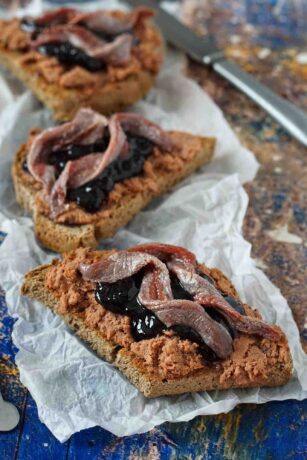 Contrasting toast for Three Kings Day